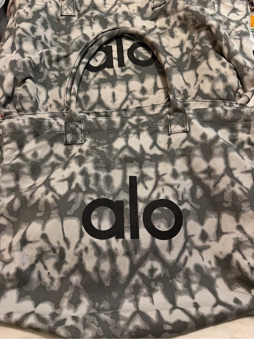 Alo Tie-Dye Canvas Tote Bag in Gray and Cream